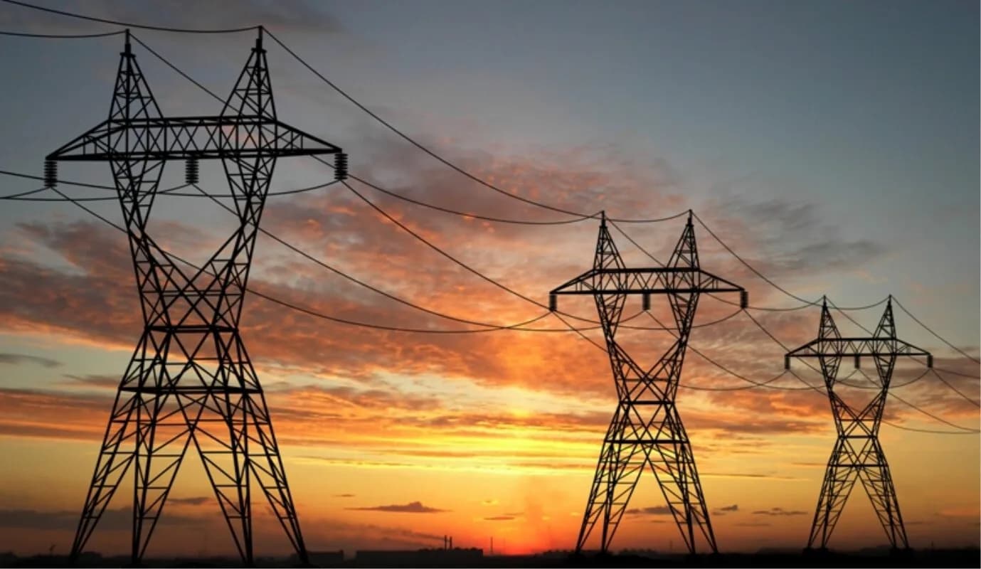 Gün batımında yüksek gerilim enerji iletim direkleri