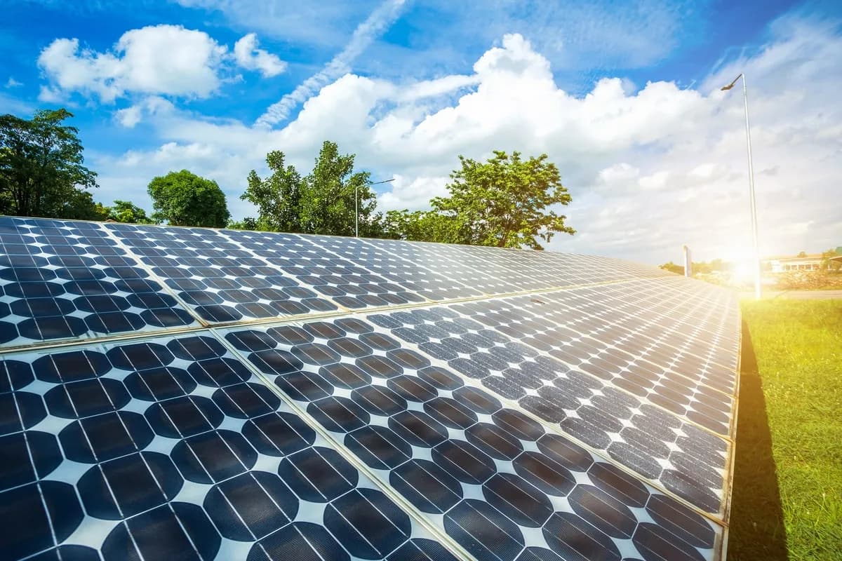 Güneş enerjisi santrali fotovoltaik panel dizisi